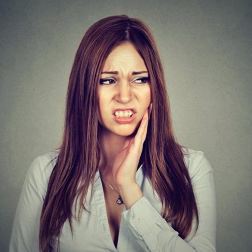 Pained woman wonders if she should visit her Fort Myers dentist 