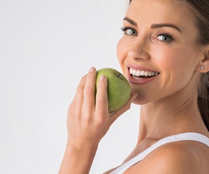 Eating an apple with the help of mini dental implants