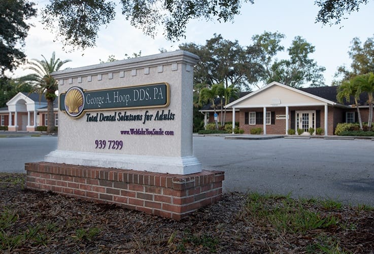 Dental office sign by road