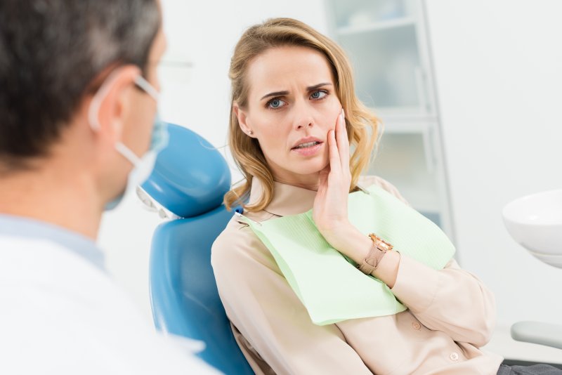 Patient talking to dentist about tooth pain